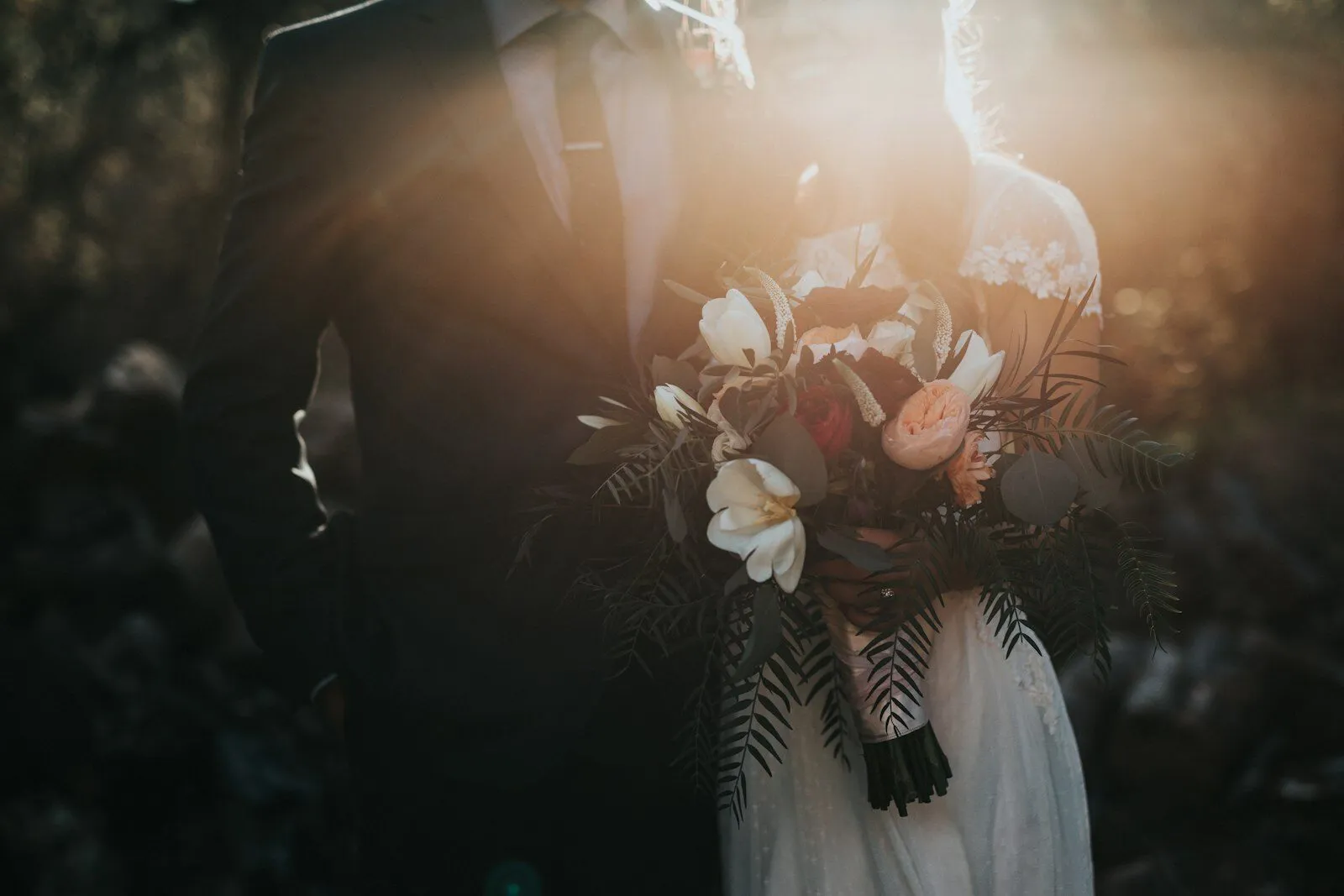 Pareja de novios abrazada al atardecer